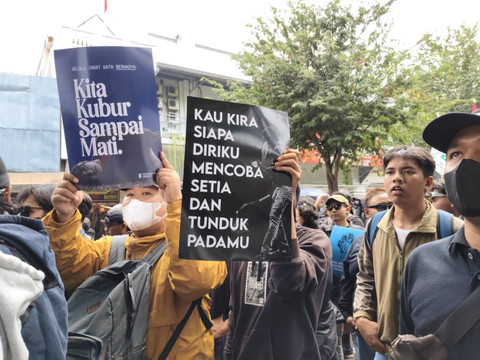 Sejumlah pengunjuk rasa membentangkan poster dalam aksi Jogja Memanggil di Yogyakarta, Kamis (22/8/2024). Foto: Arfiansyah Panji Purnandaru/kumparan
