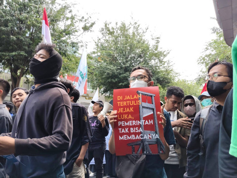 Sejumlah pengunjuk rasa membentangkan poster dalam aksi Jogja Memanggil di Yogyakarta, Kamis (22/8/2024). Foto: Arfiansyah Panji Purnandaru/kumparan