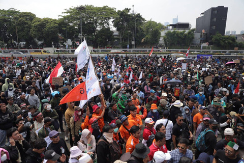 Demonstran memadati di depan gedung parlemen saat menuntut RUU Pilkada di Jakarta, Kamis (22/8). Foto: Jamal Ramadhan/kumparan