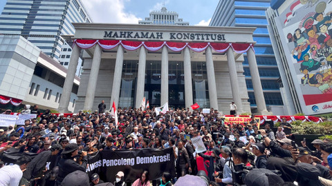 Sejumlah pengunjuk rasa melakukan aksi menolak RUU Pilkada di halaman Gedung Mahkamah Konstitusi, Jakarta, Kamis (22/8/2024).  Revisi UU MK mendapat kritik publik. Foto: Iqbal Firdaus/kumparan