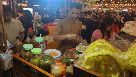 Pedagang menyiapkan salah satu menu makanan di JF3 Food Festival 2024 yang digelar di La Piazza Sumarecon Mall Kelapa Gading.   Foto: Ela Nurlaela/kumparan