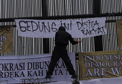 Massa berunjuk rasa tuntut RUU Pilkada di depan gedung DPR, Jakarta, Kamis (22/8). Foto: Jamal Ramadhan/kumparan