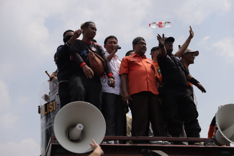 Perwakilan anggota DPR fraksi Gerindra Habiburokhman berorasi saat menemui masa aksi RUU Pilkada 2024 di depan kompleks Parlemen, Senayan, Jakarta, Kamis (22/8/2024). Foto: Jamal Ramadhan/kumparan