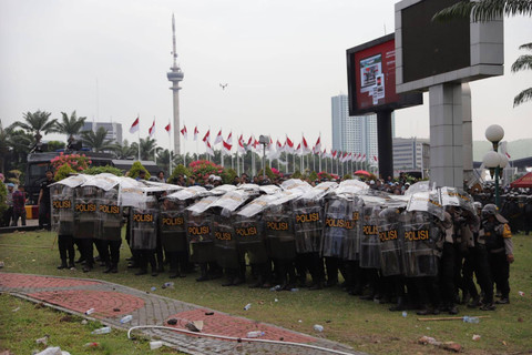 Polisi berusaha menghalau massa yang berhasil membobol pagar gedung DPR saat unjuk rasa RUU Pilkada, Kamis (22/8).  Foto: Jamal Ramadhan/kumparan