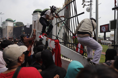 Massa berhasil membobol pagar gedung DPR saat unjuk rasa RUU Pilkada, Kamis (22/8).  Foto: Jamal Ramadhan/kumparan
