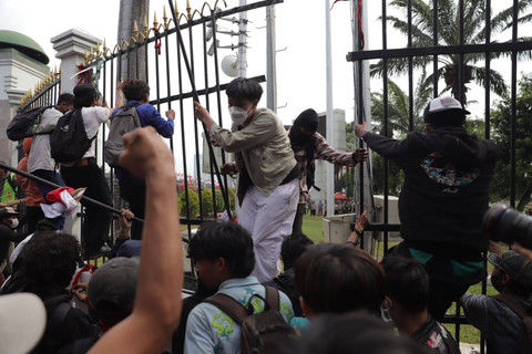 Massa berhasil membobol pagar gedung DPR saat unjuk rasa RUU Pilkada, Kamis (22/8).  Foto: Jamal Ramadhan/kumparan