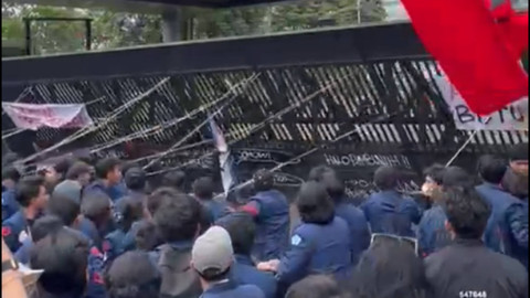 Mahasiswa Trisakti merobohkan pagar saat melakukan aksi menolak RUU Pilkada di kompleks Parlemen, Senayan, Jakarta, Kamis (22/8/2024). Foto: Dok. Istimewa