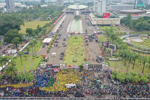 Foto udara massa aksi saat berunjuk rasa menolak pengesahan Revisi UU Pilkada di depan Gedung DPR, Jakarta, Kamis (22/8/2024). Foto: Galih Pradipta/ANTARA FOTO
