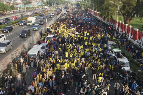 Mahasiswa UI berjaket kuning dalam aksi di depan gedung DPR mengawal putusan MK, Kamis (22/8/2024). Foto: Aditia Noviansyah/kumparan
