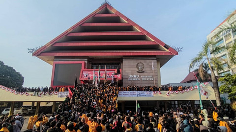 Ribuan mahasiswa yang melakukan demo menolak revisi UU Pilkada di Kota Makassar, Sulsel, berhasil menduduki kantor DPRD Provinsi Sulsel, Jalan Urip Sumoharjo, Kota Makassar, pada Kamis (22/8/2024). Foto: Dok. kumparan