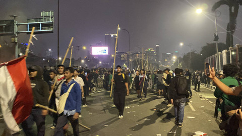Pelajar datang ke area demo membawa bambu dan merusuh hingga polisi menembakan gas air mata di kawasan depan gerbang Gedung Parlemen, Jakarta, Kamis (22/8/2024). Foto: Abid Raihan/kumparan