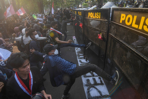 Sejumlah mahasiswa lintas perguruan tinggi menendang barikade polisi saat berunjuk rasa di kompleks Parlemen, Jakarta, Kamis (22/8/2024). Foto: Aditya Pradana Putra/ANTARA FOTO