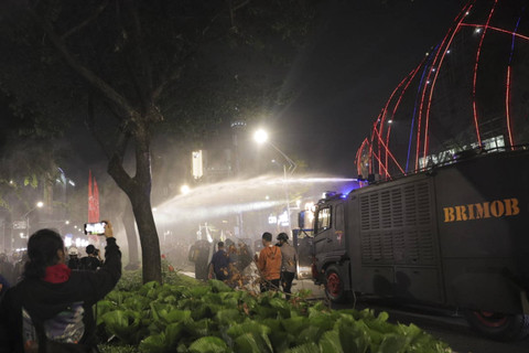 Polisi menembakan water canon di kawasan Sprak, Senayan, Jakarta, Kamis (22/8/2024). Foto: Jamal Ramadhan/kumparan