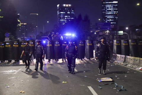 Aparat polisi menggiring masa menuju jalan Gerbang Pemuda, Jakarta, Kamis (22/8/2024). Foto: Jamal Ramadhan/kumparan
