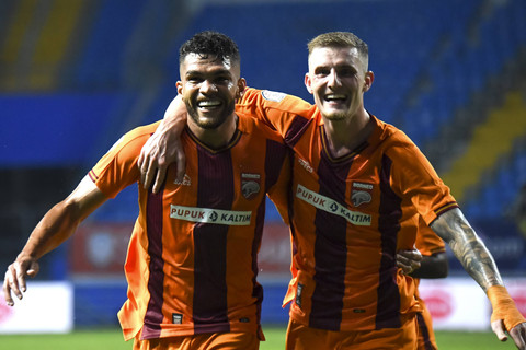 Pesepak bola Borneo FC Samarinda Rosebergne da Silva Berguinho berselebrasi dengan Leo Gaucho usai mencetak gol ke gawang Lion City Sailors dalam pertandingan Asean Club Championship 2024-2025 di Stadion Batakan, Balikpapan, Kamis (22/8/2024). Foto: M Risyal Hidayat/ANTARA FOTO