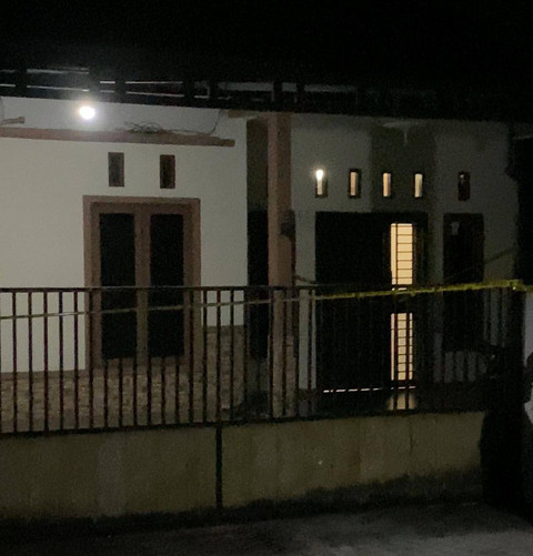 Rumah tempat tinggal korban bersama ibu tiri, adik dan ayahnya.  Ahmad Nizam ditemukan meninggal di dalam karung di halaman belakang. Foto: Yulia Ramadhiyanti/Hi!Pontianak 