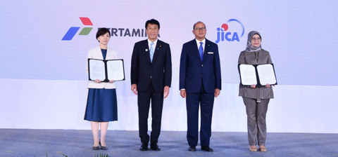 Pertamina dan JICA berkolaborasi untuk transisi energi. Kolaborasi disaksikan oleh Menteri Ekonomi, Perdagangan, dan Perindustrian Jepang, Ken Saito (kedua kiri) dan Menteri Investasi Indonesia, Rosan P Roeslani (kedua kanan pada Asia Zero Emission Community (AZEC) di Jakarta. Foto: Dok. Pertamina
