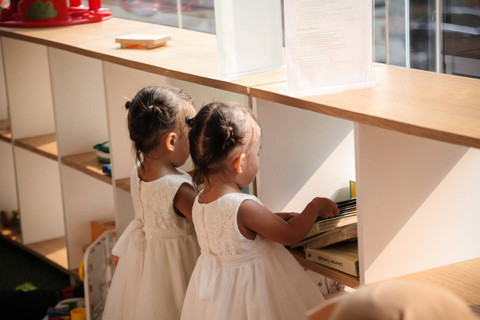 Ilustrasi mengajak anak bermain dengan teman sekitar. Foto: Shutterstock