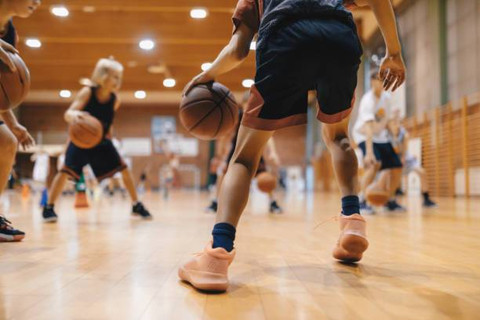 Ilustrasi Jelaskan Teknik Dasar Dribbling Dalam Bola Basket, Foto: Unsplash/matimix.