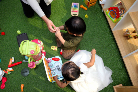 Ilustrasi memotivasi anak saat berinteraksi dengan teman sekitar. Foto: Shutterstock