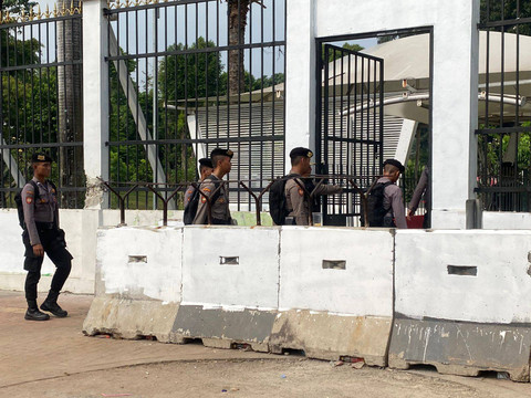 Sejumlah anggota Brimob memasuki gedung DPR pasca unjuk rasa, Jumat (23/8). Foto: Abid Raihan/kumparan