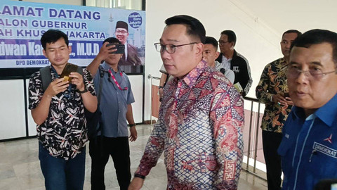 Bakal calon gubernur Jakarta Koalisi Indonesia Maju (KIM) Plus Ridwan Kamil menyambangi Kantor DPD Partai Demokrat DKI Jakarta pagi ini, Jumat (23/8). Foto: Zamachsyari/kumparan