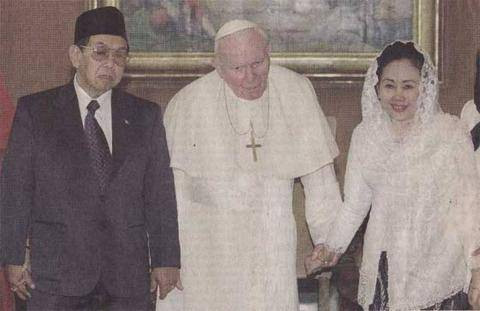 Gus Dur ditemani istrinya, Hj. Shinta bertemu Paus Yohanes Paulus II. Foto: Dok. nu.or.id