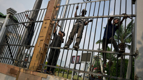 Para pekerja memasang kembali pagar besi gedung DPR usai dirusak oleh pendemo RUU Pilkada sehari sebelumnya, di Jakarta pada tanggal 23 Agustus 2024. Foto: BAY ISMOYO / AFP