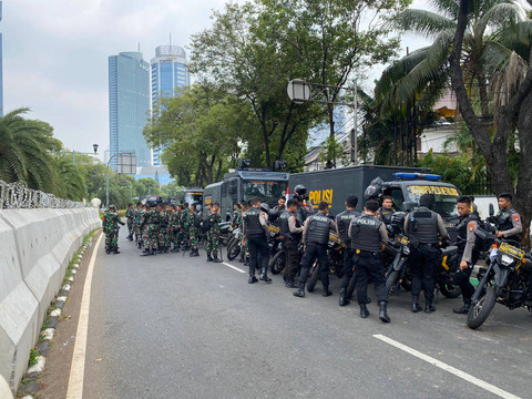 Suasana di depan kantor KPU RI yang sudah dijaga Polisi dan TNI, Menteng, Jakarta Pusat pada Jumat (23/8) Foto: Abid Raihan/kumparan
