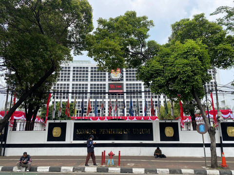 Suasana di depan kantor KPU RI pada Jumat (23/8). Foto: Abid Raihan/kumparan