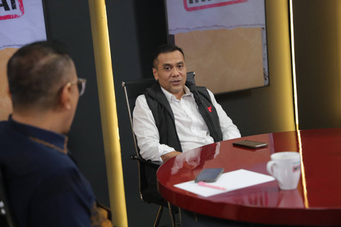 Jubir PDIP Chico Hakim (kanan) menjadi narasumber program Info A1, Jumat (23/8). Foto: Jamal Ramadhan/kumparan