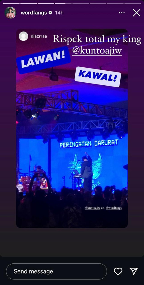 Kunto Aji pakai visual Peringatan Darurat saat manggung. Foto: Instagram @wordfangs.