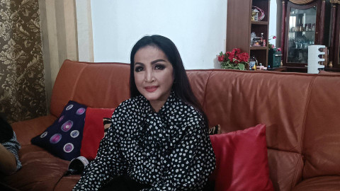 Machica Mochtar soal anaknya yang belum pulang usai aksi Kawal Putusan MK, Bintaro, Tangerang Selatan, Jumat (23/8). Foto: Giovanni/kumparan