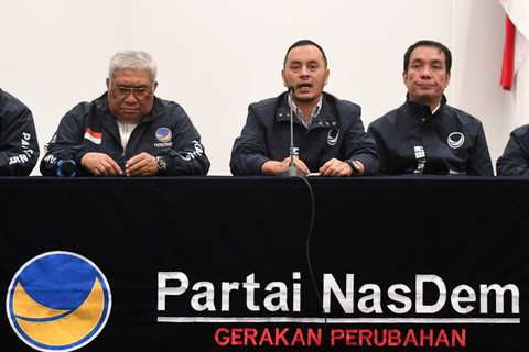 Ketua SC Partai NasDem Willy Aditya (tengah) menyampaikan paparan disaksikan anggota SC Fauzi H Amro (kanan) dan Ketua OC Ali Mazi saat konferensi pers menjelang pelaksanaan Kongres ke-III Partai NasDem di Jakarta, Jumat (23/8/2024). Foto: Akbar Nugroho Gumay/ANTARA FOTO