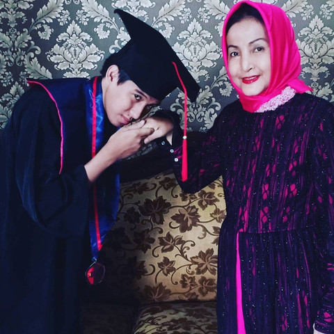 Machica Mochtar dan anaknya, Iqbal Ramadhan. Foto: instagram@machicamochtar70