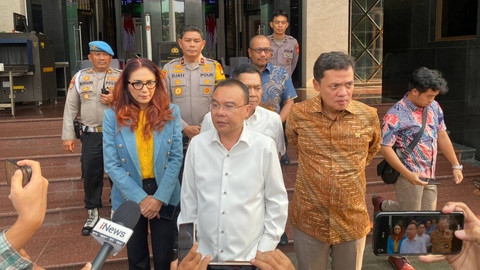 Sufmi Dasco Ahmad bersama Habiburokhman menjawab pertanyaan wartawan saat mendatangi Polda Metro Jaya untuk meminta demonstran yang diamankan dibebaskan di Polda Metro Jaya, Jakarta, Jumat (23/8/2024).  Foto: Abid Raihan/kumparan