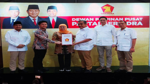Paslon pilgub jatim Khofifah Emil dardak. Foto: Fachrul Irwinsyah/kumparan