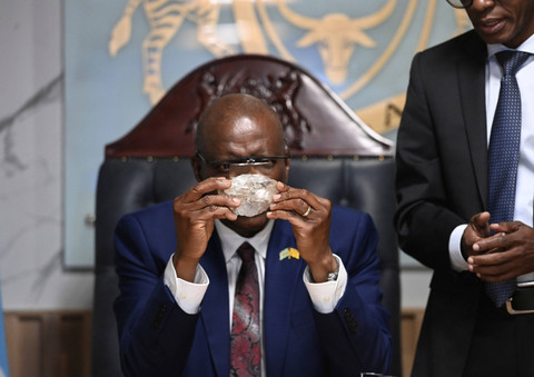 Presiden Botswana Mokgweetsi Masisi memegang berlian 2.492 karat yang ditemukan di salah satu tambangnya dan akan dipamerkan pada hari Kamis, 22 Agustus 2024, di Gaborone. Foto: AP Photo