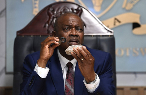 Eks Presiden Botswana Mokgweetsi Masisi memegang berlian 2.492 karat yang ditemukan di salah satu tambangnya dan akan dipamerkan pada hari Kamis, 22 Agustus 2024, di Gaborone. Foto: AP Photo