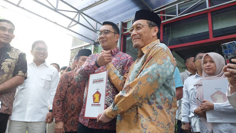 Calon Gubernur DKI Jakarta Ridwan Kamil dan Cawagub Suswono berpose usai menerima surat keputusan dari Gerindra di DPP Gerindra, Jakarta, Jumat (23/8/2024). Foto: Fachrul Irwinsyah/kumparan
