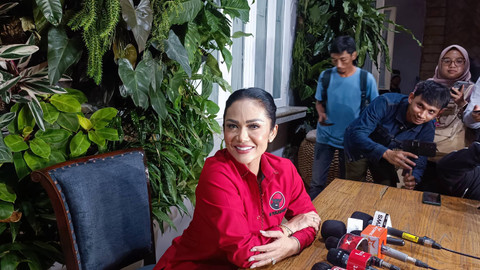 Kader PDIP Kris Dayanti memastikan mantap maju Pilwakot Kota Batu dalam konferensi pers di rumahnya, Cilandak, Jaksel, Jumat (23/8/2024).  Foto: Thomas Bosco/kumparan