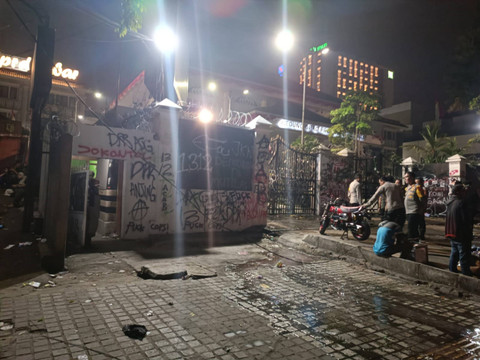 Penampakan gedung DPRD Jawa Barat usai demo kawal putusan MK soal UU Pilkada, Jumat (23/8).  Foto: Robby Bouceu/kumparan