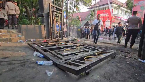 Ribuan mahasiswa dan elemen masyarakat lainnya demo di depan Gedung DPRD Kota Malang, Jumat (23/8/2024). Massa sempat bakar-bakar hingga pintu depan Gedung DPRD Kota Malang dijebol oleh massa. Foto: Dok. Istimewa