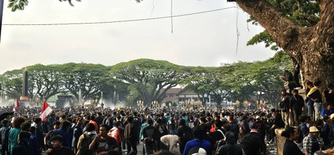 Ribuan mahasiswa dan elemen masyarakat lainnya demo di depan Gedung DPRD Kota Malang, Jumat (23/8/2024). Massa sempat bakar-bakar hingga pintu depan Gedung DPRD Kota Malang dijebol oleh massa. Foto: Dok. Istimewa