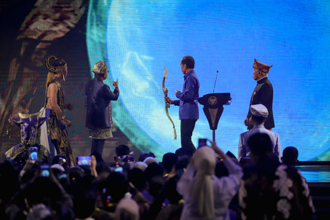 Presiden Joko Widodo (kedua kanan) didampingi Ketua Umum PAN Zulkifli Hasan (ketiga kanan) dan Ketua Majelis Penasihat Partai PAN Hatta Rajasa (kanan) bersiap membuka Kongres ke-6 PAN di Jakarta, Jumat (23/8/2024). Foto: Jamal Ramadhan/kumparan