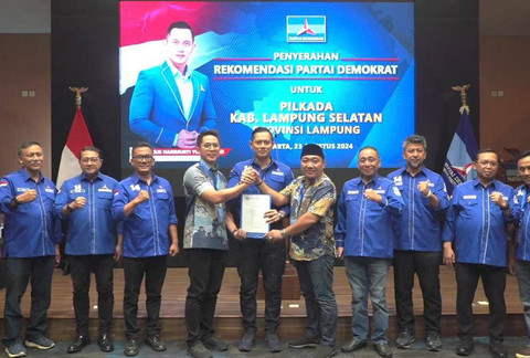 Penyerahan Surat Rekomendasi oleh Ketua Umum Partai Demokrat, Agus Harimurti Yudhoyono (AHY) Kepada Radityo Egi Pratama dan Syaiful Anwar Bakal Calon Bupati dan Wakil Bupati di Lampung Selatan | Foto : Ist