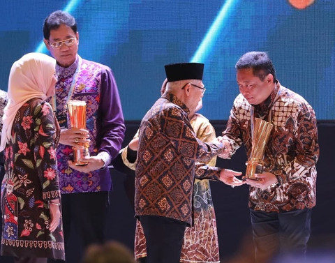 Wakil Presiden RI Ma'ruf Amin (tengah) didampingi Menteri Ketenagakerjaan RI Dr. Hj. Ida Fauziyah, M.Si (kiri) menyerahkan Penghargaan Nasional kepada Telkom dalam kategori BUMN yang Mempekerjakan Tenaga Kerja Penyandang Disabilitas dalam Naker Award 2024 yang diterima langsung oleh Direktur Utama Telkom Ririek Adriansyah (paling kanan) di JiExpo Kemayoran Jakarta, Jumat (23/8/2024). Foto: Dok. Telkom