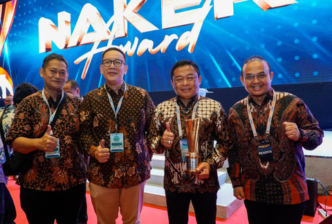 Direktur Utama Telkom Ririek Adriansyah (kedua dari kanan) bersama SVP Corporate Communication & Investor Relation Telkom Ahmad Reza (kedua dari kiri), dan SGM Human Capital Strategic Partner Telkom Sendy Aditya Kamesvara (paling kanan) dalam acara Naker Award 2024 di JiExpo Kemayoran Jakarta, Jumat (23/8/2024). Foto: Dok. Telkom