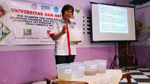 Ketua Tim Pelaksana PKM K2, Dr. Dra. Henny Lieke Rampe, M.Si, saat menjelaskan cara pembuatan ZPT alami.