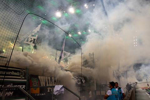 Sejumlah suporter Borussia Moenchengladbach menyalakan api suar (flare) pada laga pembuka pekan pertama Bundesliga Jerman di Stadion Borussia, Moenchengladbach, Jerman, Jumat (23/8/2024). Foto: Wolfgang Rattay/REUTERS 
